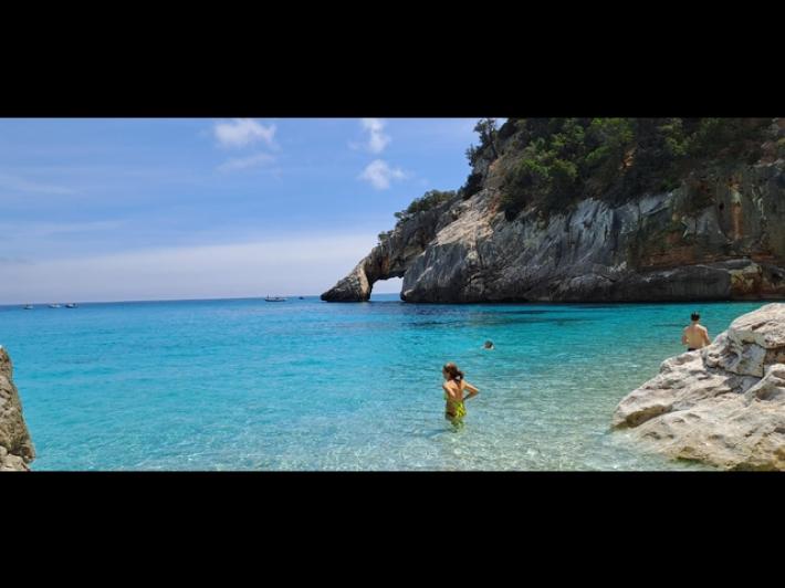 Malore mentre fa il bagno, turista muore in Sardegna 