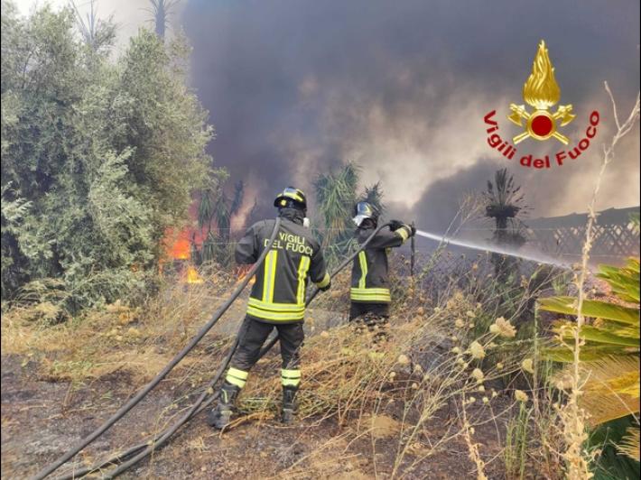 Incendi a Catania, minacciati capannoni e attivit&agrave; commerciali
