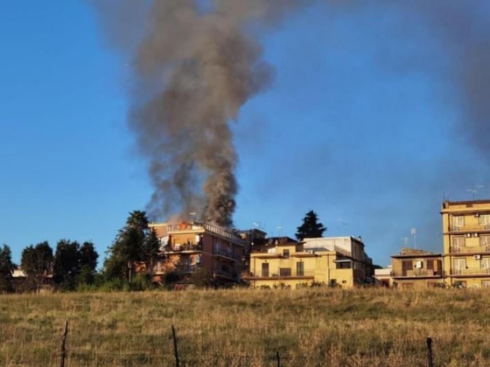 Incendio a Tor Bella Monaca a Roma, fumo e palazzo evacuato