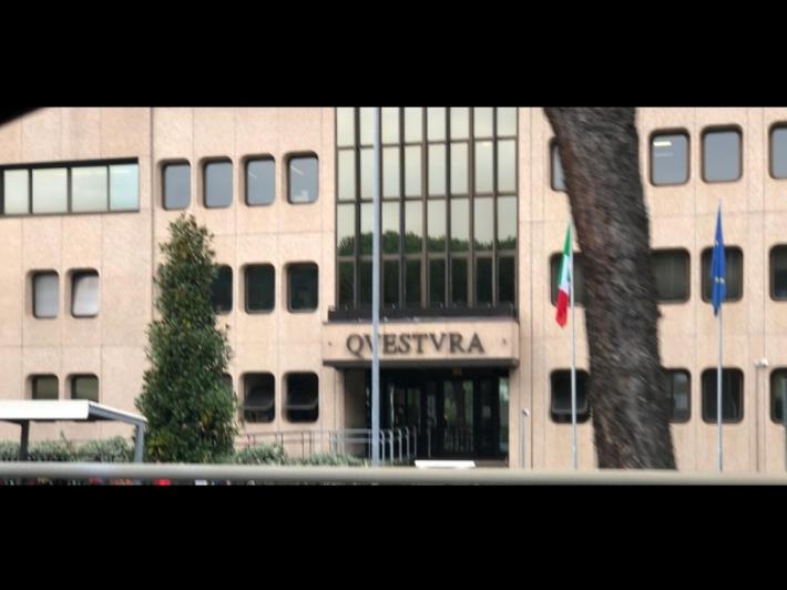 Criminale si sfila le manette e scappa dalla questura di Prato