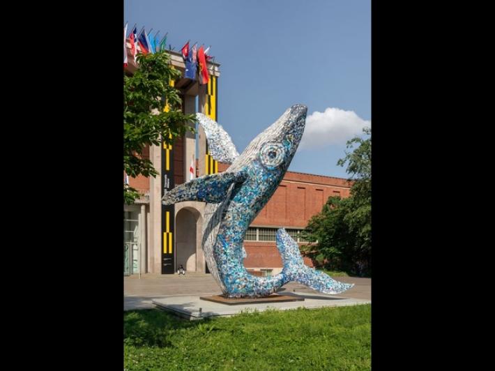 Incendiata la Balena di Allegrucci alla Triennale di Milano: preso il piromane