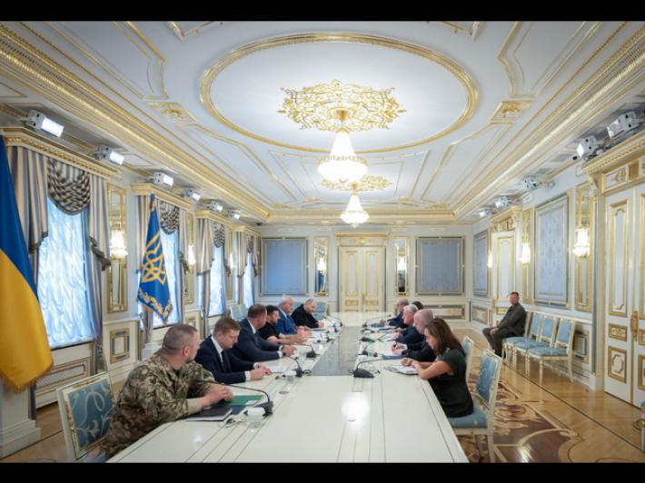 Zelensky sente Trump, 'discusse soluzioni per la difesa'