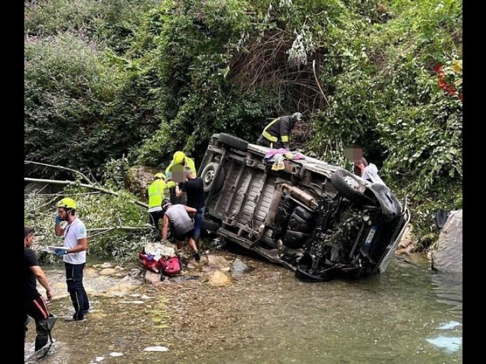 Pulmino con disabili esce di strada, 8 feriti