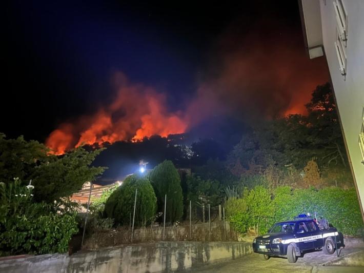 Fiamme e paura nella notte, evacuate abitazioni a San Giovanni Rotondo 