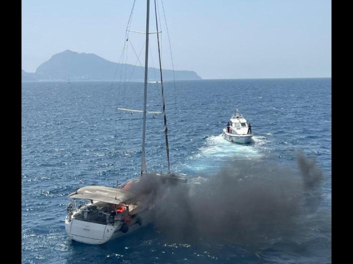 Incendio su una barca a vela, Guardia costiera salva 8 persone