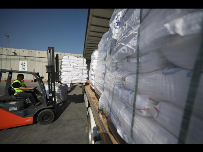 L'esercito israeliano lancia aiuti umanitari su Gaza