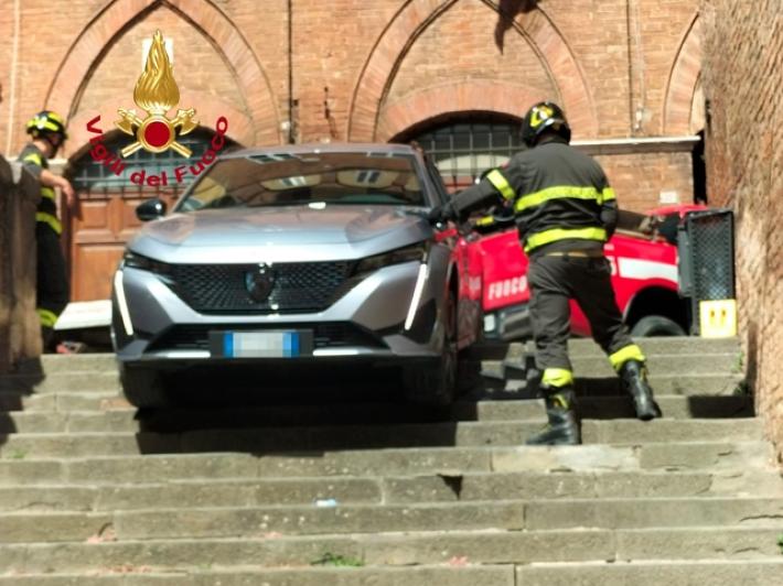 In auto si affidano a Gps e finiscono su scalinata a Siena