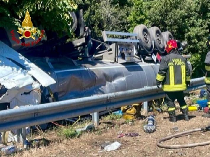 Cisterna con benzina si ribalta su autostrada A12 in Toscana