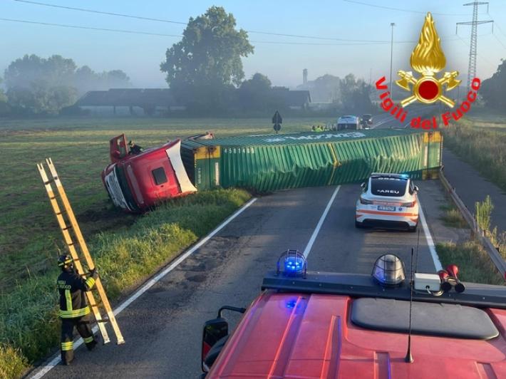Autotreno carico di birra si ribalta nel Lodigiano
