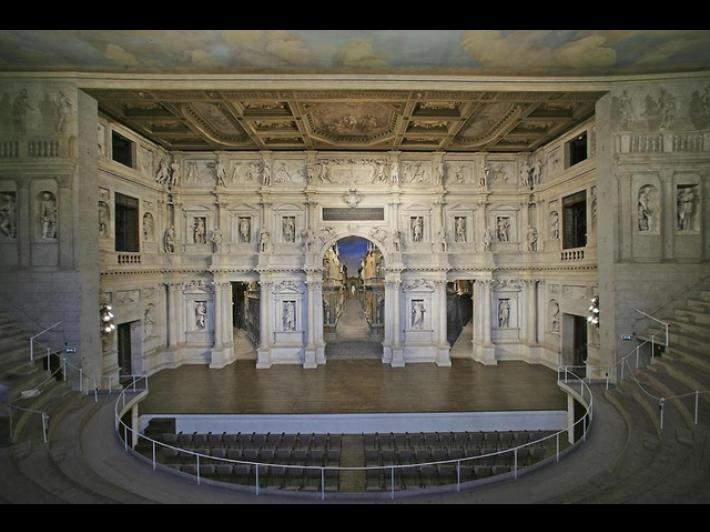 Cade da balaustra Teatro Olimpico di Vicenza, ferito turista