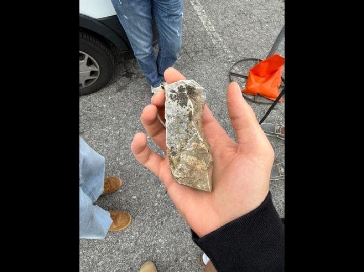 Sasso contro il pullmino, giovane atleta ferito nel Cuneese