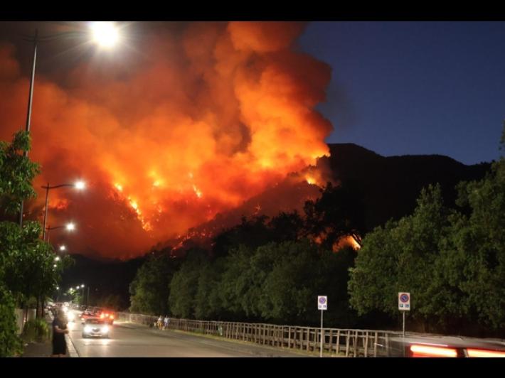 Fiamme sul Vesuvio, si estende il fronte del fuoco: al lavoro otto mezzi aerei e oltre cento operatori