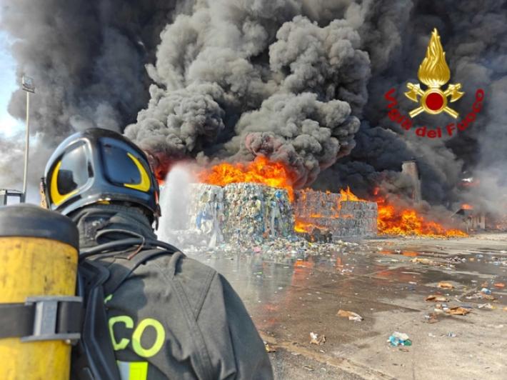 Brucia centro stoccaggio rifiuti a Catania, alta nube nera