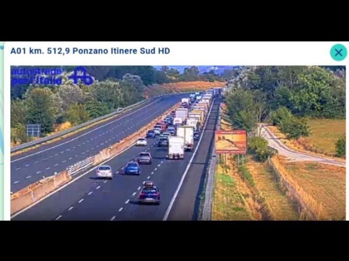 In fiamme mezzo che trasporta Gpl, chiusa l'A1 tra Orte e Roma