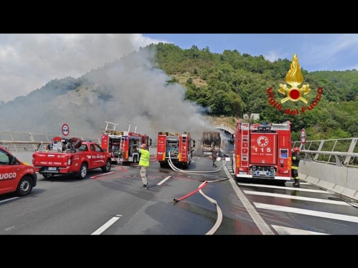 Caos in nodo autostrade Genova per incidente, distribuita acqua