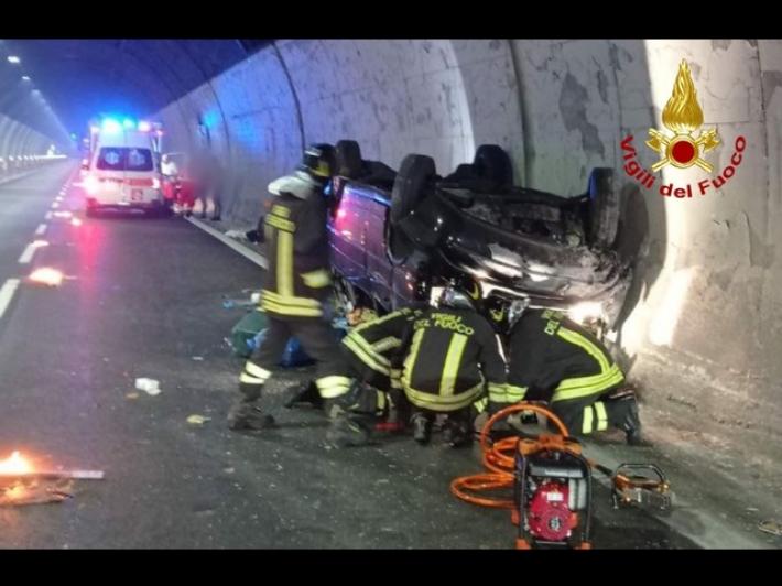 Si ribalta una vettura con 8 persone a bordo in A23: fra loro 5 bimbi 