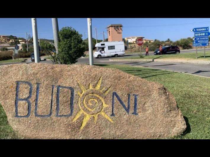 Punto da una vespa al volante si schianta contro albero a Budoni