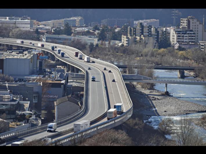 Padre dimentica due bimbe sull'A22, interviene la Polstrada