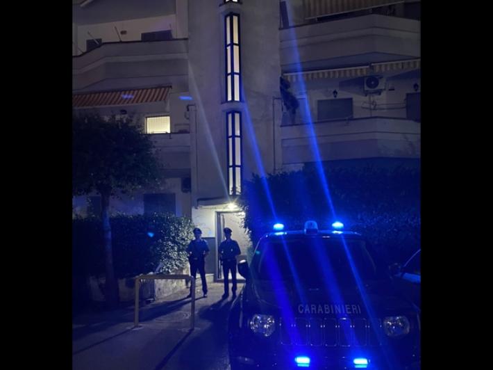 Ispettore di Polizia ucciso, bloccato il figlio 21enne della compagna. Violenza dopo una lite per la fuga di un pappagallo