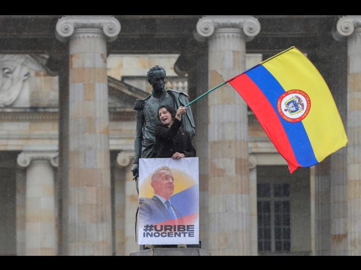 Colombia, liberato l'ex presidente &Aacute;lvaro Uribe