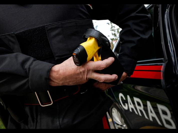 Morto dopo uso taser: tre colpi, due alla schiena