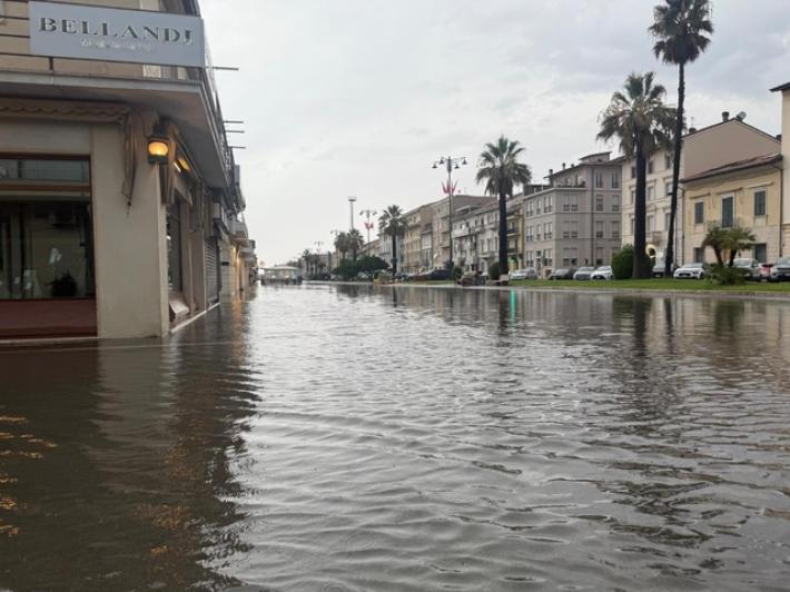 Maltempo: rovesci in Versilia, allagamenti e alberi caduti