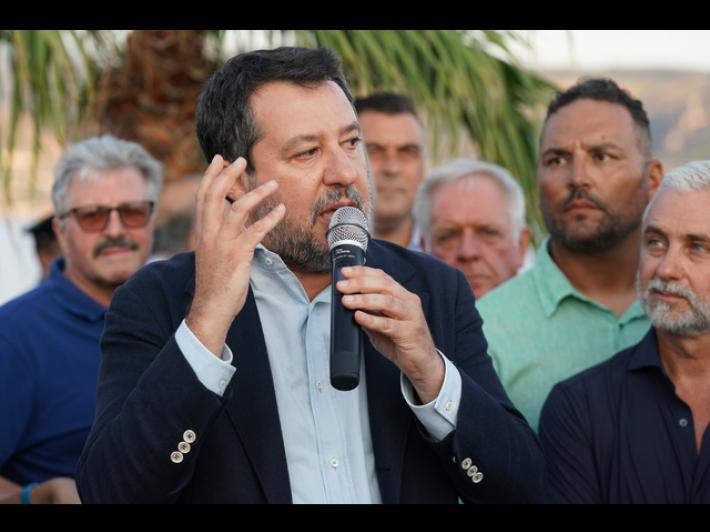 Salvini, sgombro Leoncavallo, finalmente si cambia. Afuera!