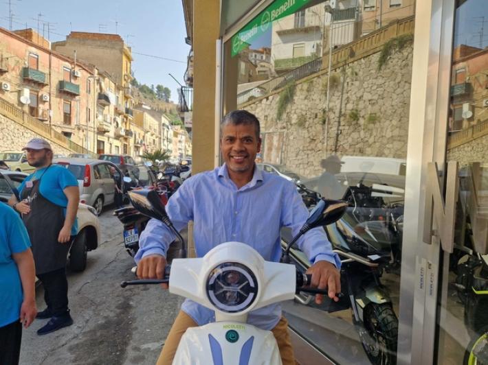 >ANSA-LA-STORIA/Gli rubano lo scooter, la citt&agrave; glielo ricompra