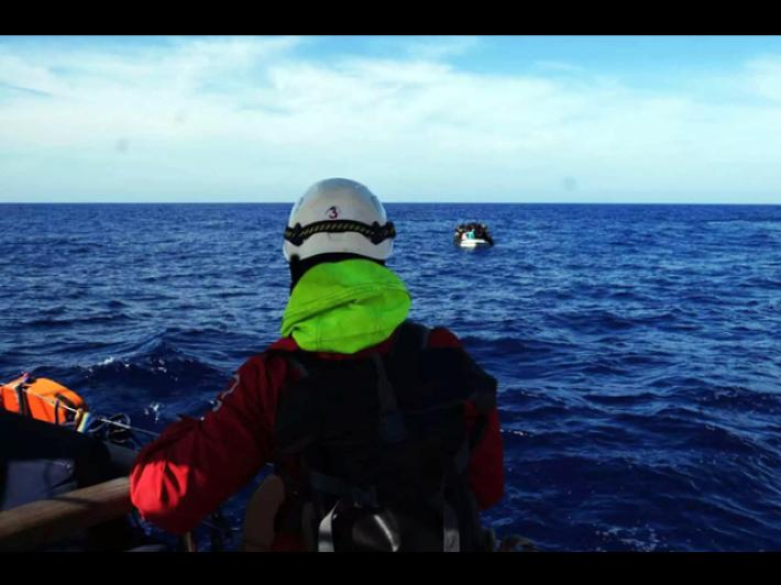Ong salva 60 migranti al largo Libia, recuperati 3 cadaveri