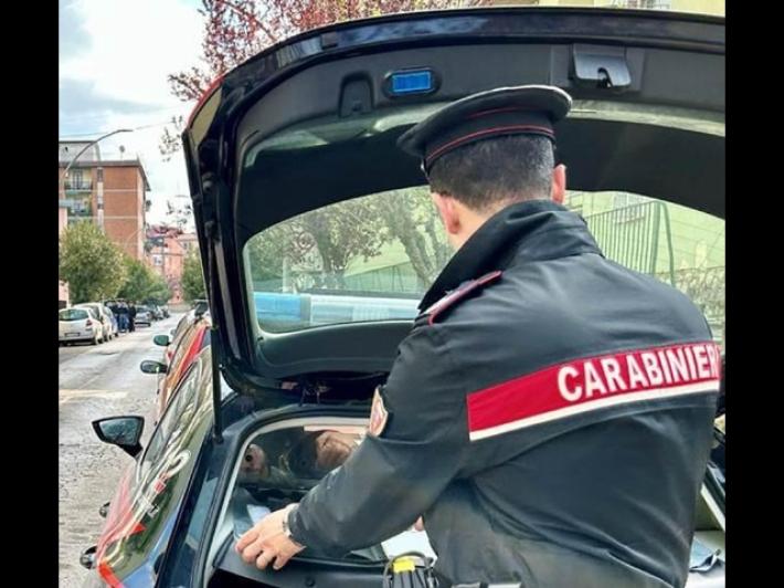 Evade i domiciliari per cena a base di sushi ma i carabinieri la bloccano. Il suo accompagnatore non sapeva nulla