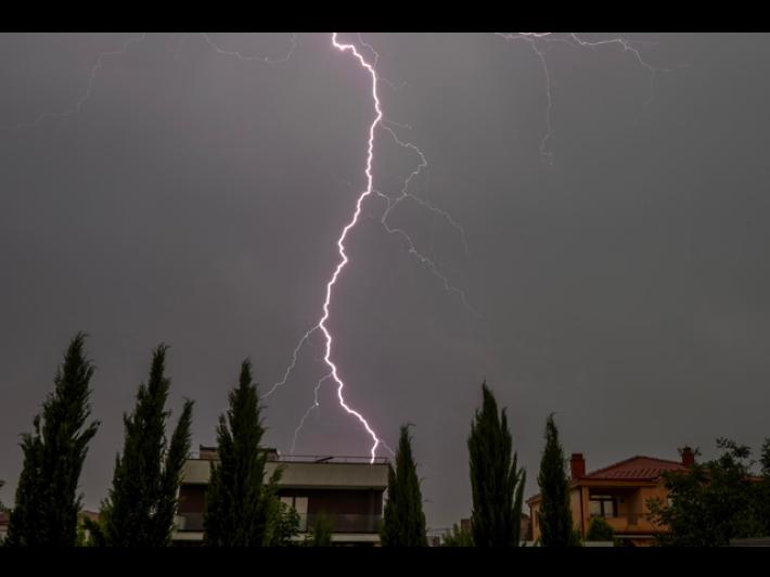 Forte temporale sulla Romagna, grandine e strade allagate