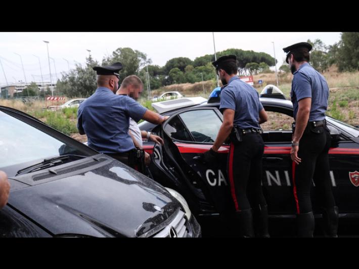 Prof accoltellato, perquisiti condomini nelle vicinanze