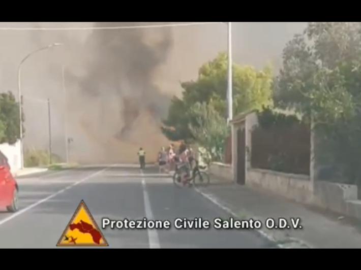 Incendio in Salento vicino case vacanze, decine di evacuati