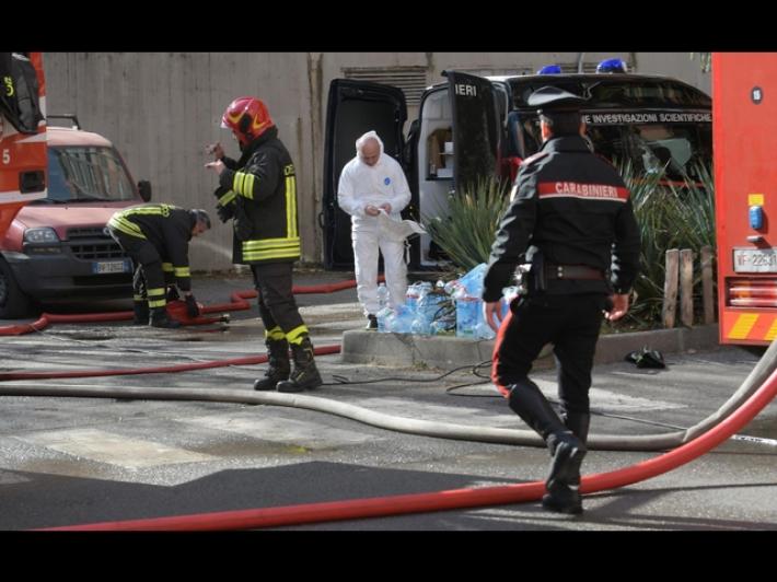 Carabinieri salvano donna bloccata dalle fiamme in casa, &egrave; grave