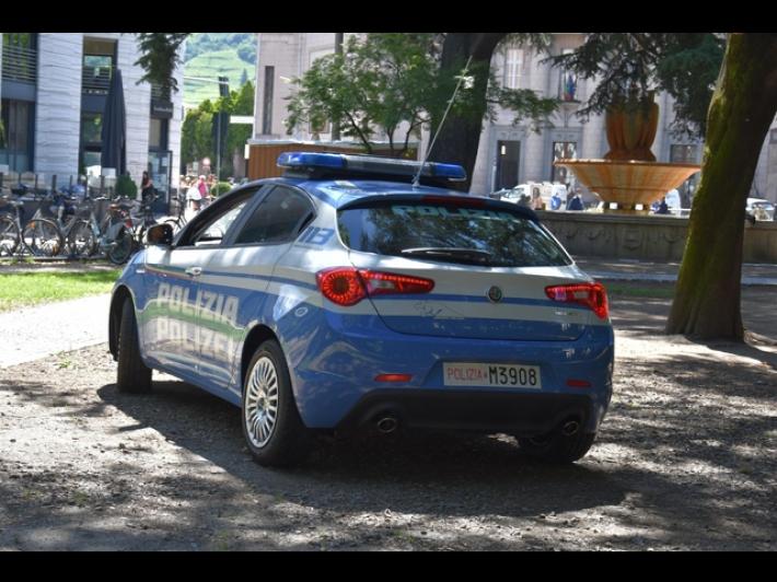 Apre lo sportello di un'auto e tenta di rapire un bimbo: terrore nel parcheggio di un supermercato a Latina