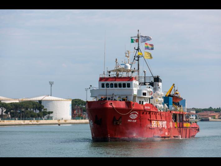 Nave Sea-Eye a Taranto con 91 migranti salvati in mare