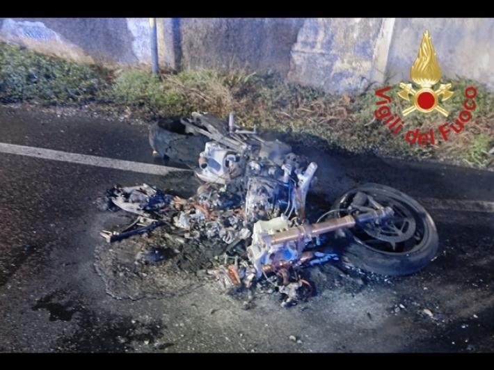 Auto contro moto, motociclista muore nel Comasco