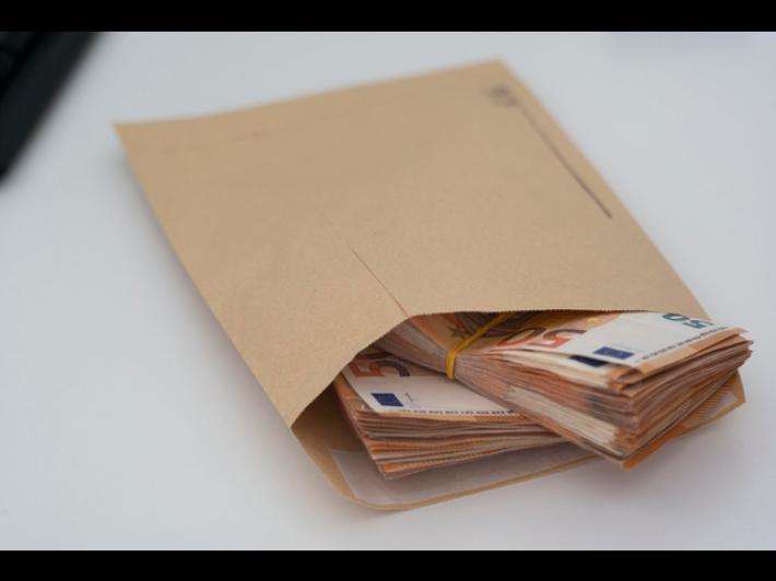 In auto con 200mila euro in contanti, denunciata per riciclaggio