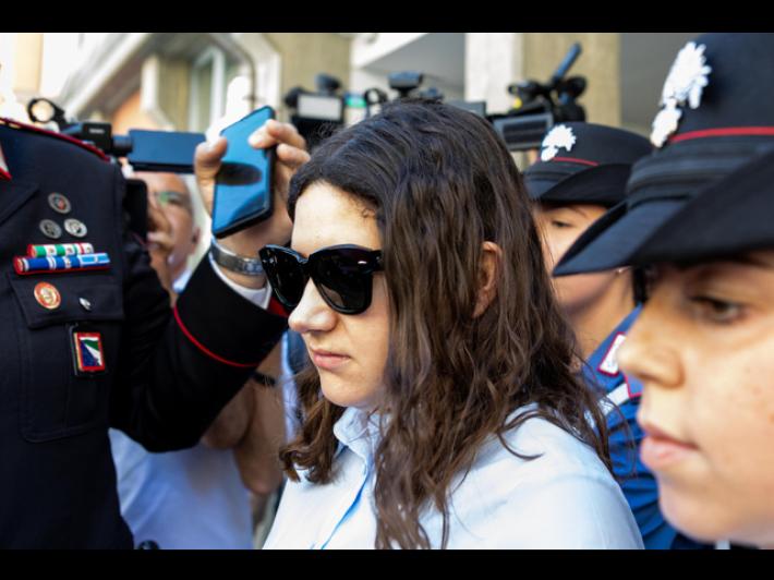 Al processo foto di un neonato, Chiara Petrolini esce dall'aula