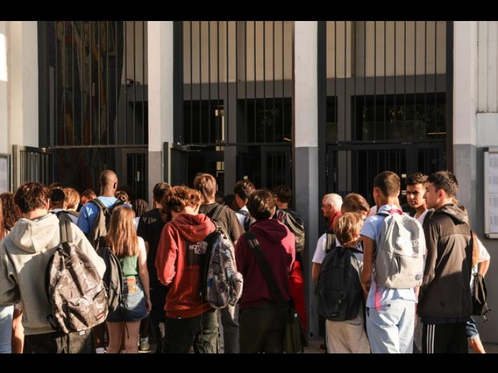 Dress code a scuola, vietati outfit eccentrici
