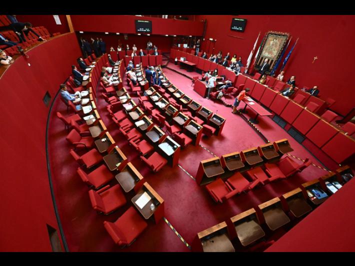'Vi abbiamo gi&agrave; appesi una volta', tensione in Consiglio Genova