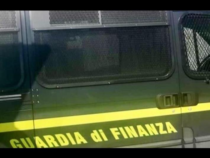 Cinque minorenni in auto fuggono all'alt, inseguiti e bloccati