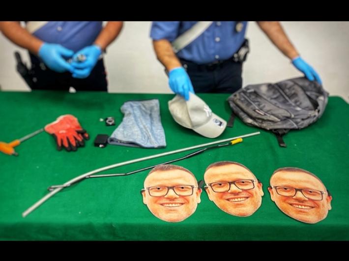 Ladro con maschera di Gigi D'Alessio per ingannare telecamere