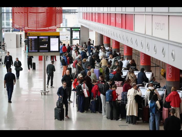 Cyberattacco contro diversi aeroporti europei: ritardi e rischio cancellazione voli