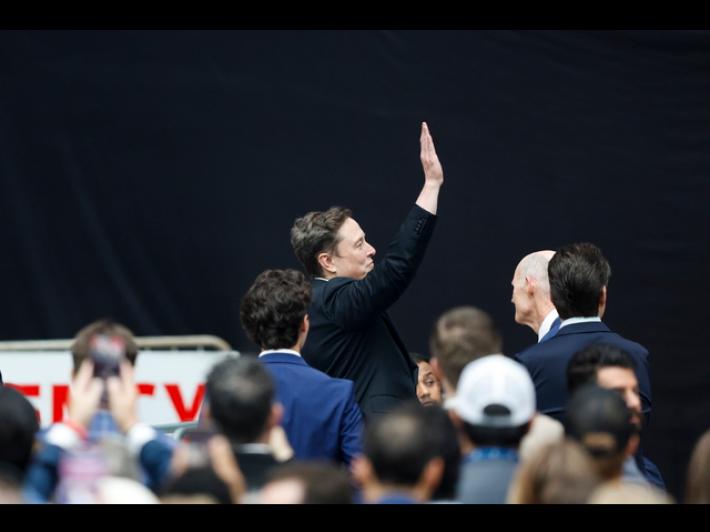 Colloquio fra Trump e Musk ai funerali di Kirk