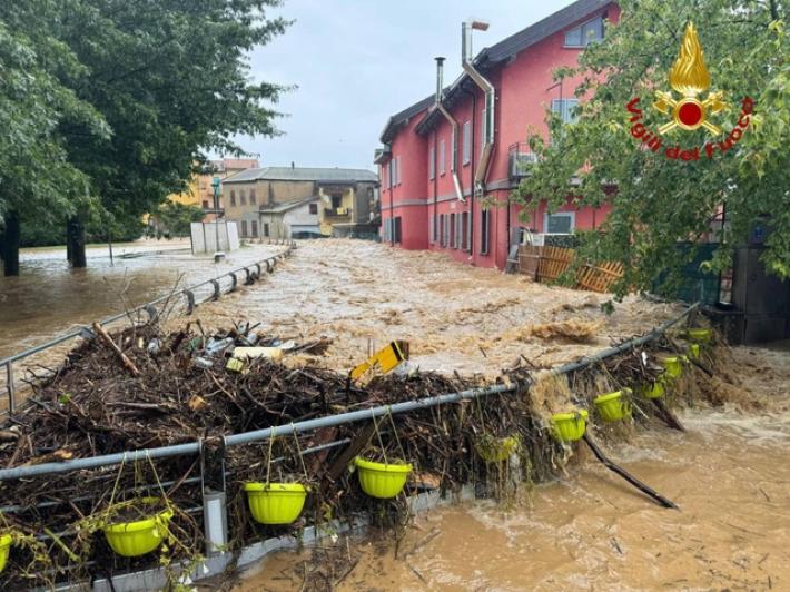 Maltempo: bloccati ai piani alti, evacuati con l'elicottero