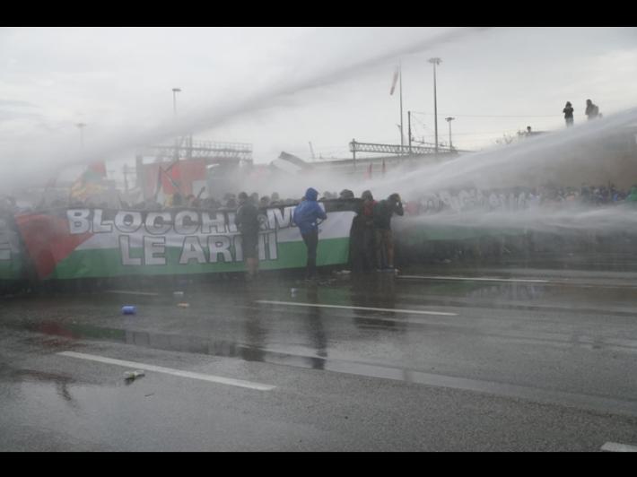 A Marghera la polizia apre gli idranti sui manifestanti