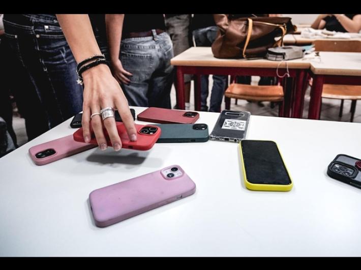 I video degli abusi su una 14enne finiscono nella chat di classe: orrore a Vasto