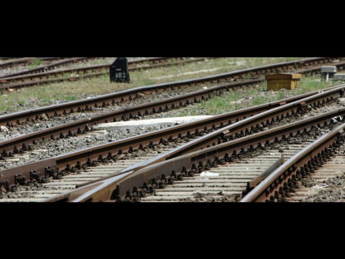 Con un ragazzo sui binari, urtata da un treno muore una 25enne