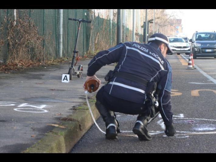 Schiacciato da un suv che parcheggia, morto un pedone